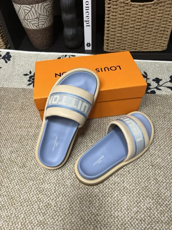 P320💰[New model] Long-term availability, 2025 new model, couple model [LOUlS VUlTTON] comes with drawer box, bag, card, invoice "Louis Vuitton ~ unique modern sandals. 》LV counter purchasing 🏃Men's and women's casual slippers, sold at the same time at the counter, the original old flower material upper is soft and comfortable, (refuses to discolor and rub the feet) sole: original factory special combination original sole, code number: 35--46 4 multiple colors 🉑️ to choose from